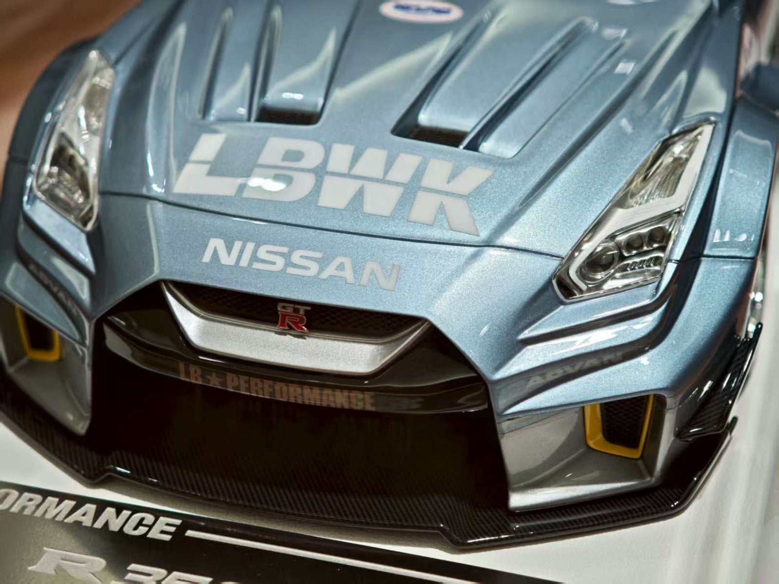 Nissan R35 GT-RR LBWK (Ice Blue Metallic) [Davis & Giovanni] 1/18 scal
