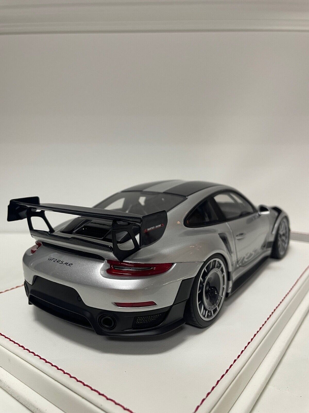Porsche GT2RS MR (Manthey Racing Silver) [Davis & Giovanni] 1/18 scale