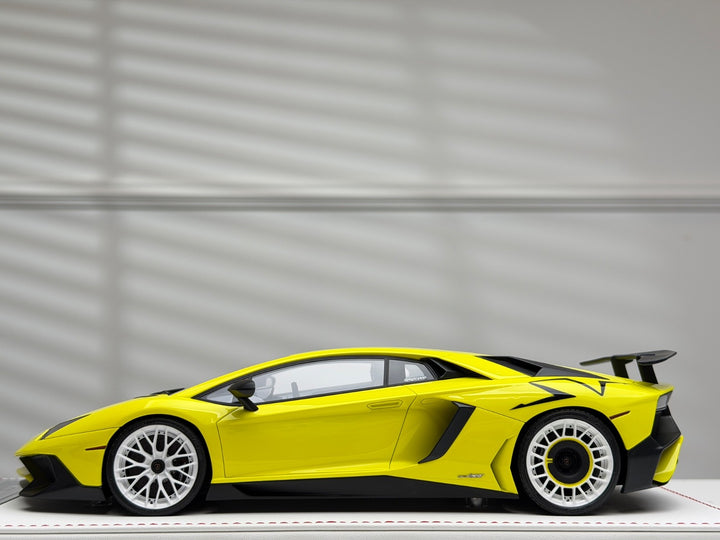 Lamborghini Aventador LP750-4 SV (Yellow) [Davis & Giovanni] 1/18 scale