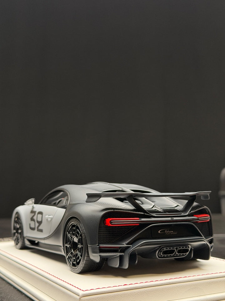 Bugatti Chiron Pur Sport (Gray/ Black no.32) [Davis & Giovanni] 1:18 scale