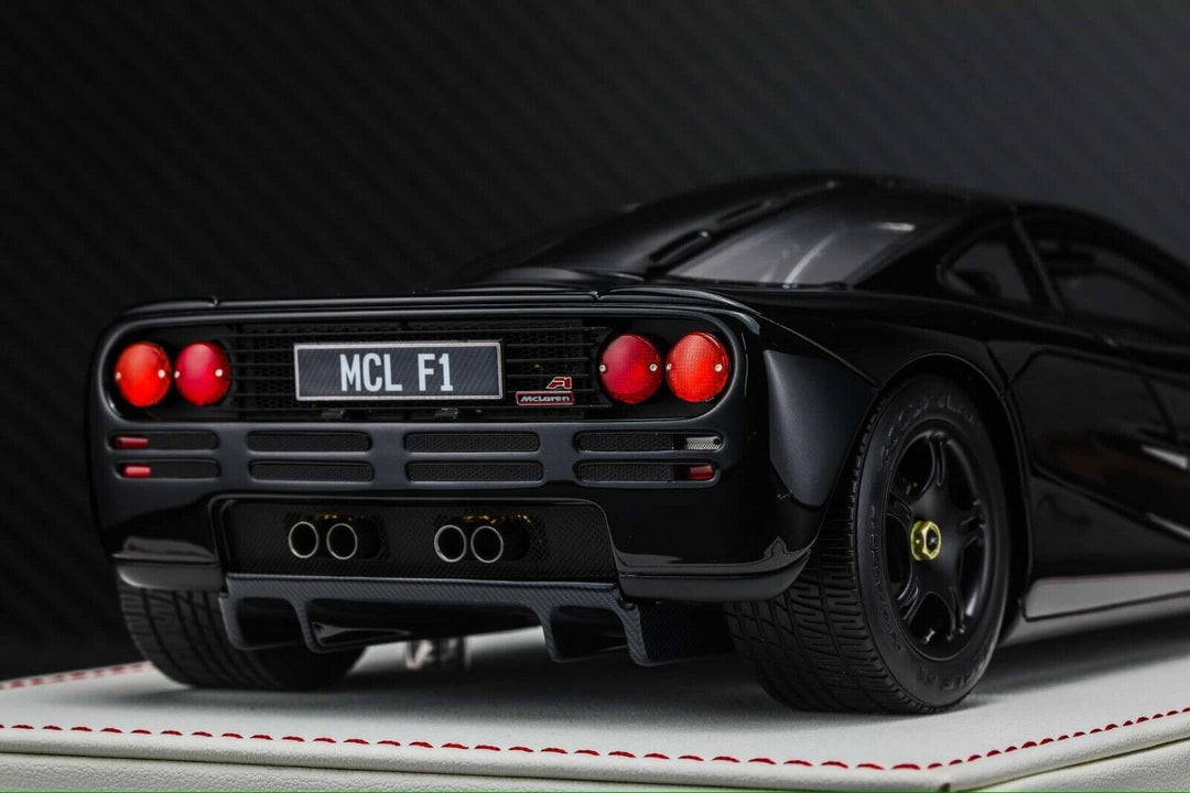 McLaren F1 (Gloss Black) [Davis & Giovanni] 1:18 scale