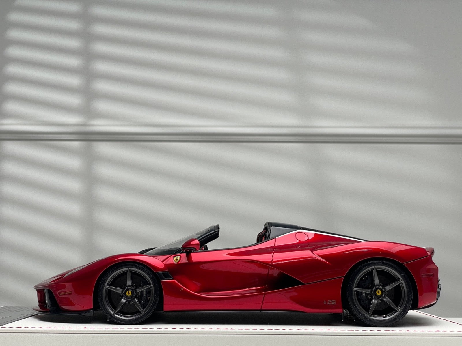 Ferrari LaFerrari Aperta (Metallic Red/ White) [Davis & Giovanni] 1:18