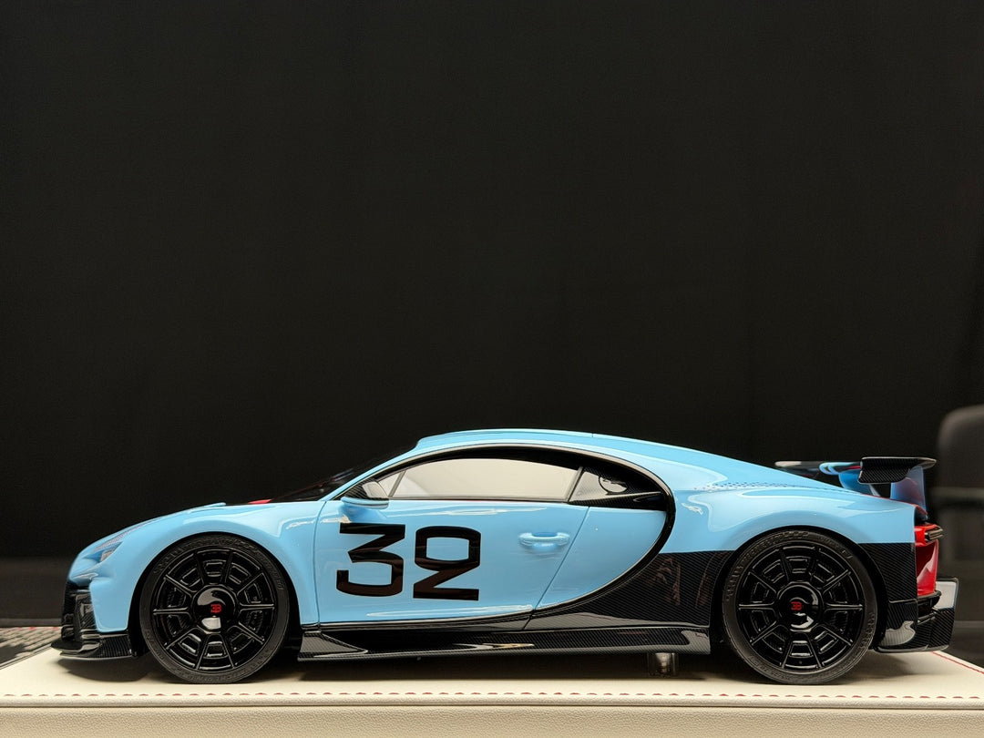 Bugatti Chiron Pur Sport (Baby Blue no.32) [Davis & Giovanni] 1:18 scale