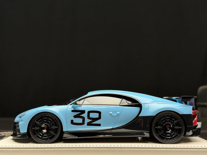 Bugatti Chiron Pur Sport (Baby Blue no.32) [Davis & Giovanni] 1:18 scale