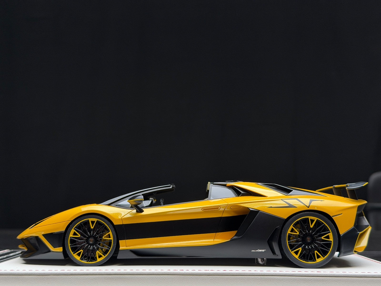Lamborghini Aventador SV Roadster (Yellow/ Black) [Davis & Giovanni] 1