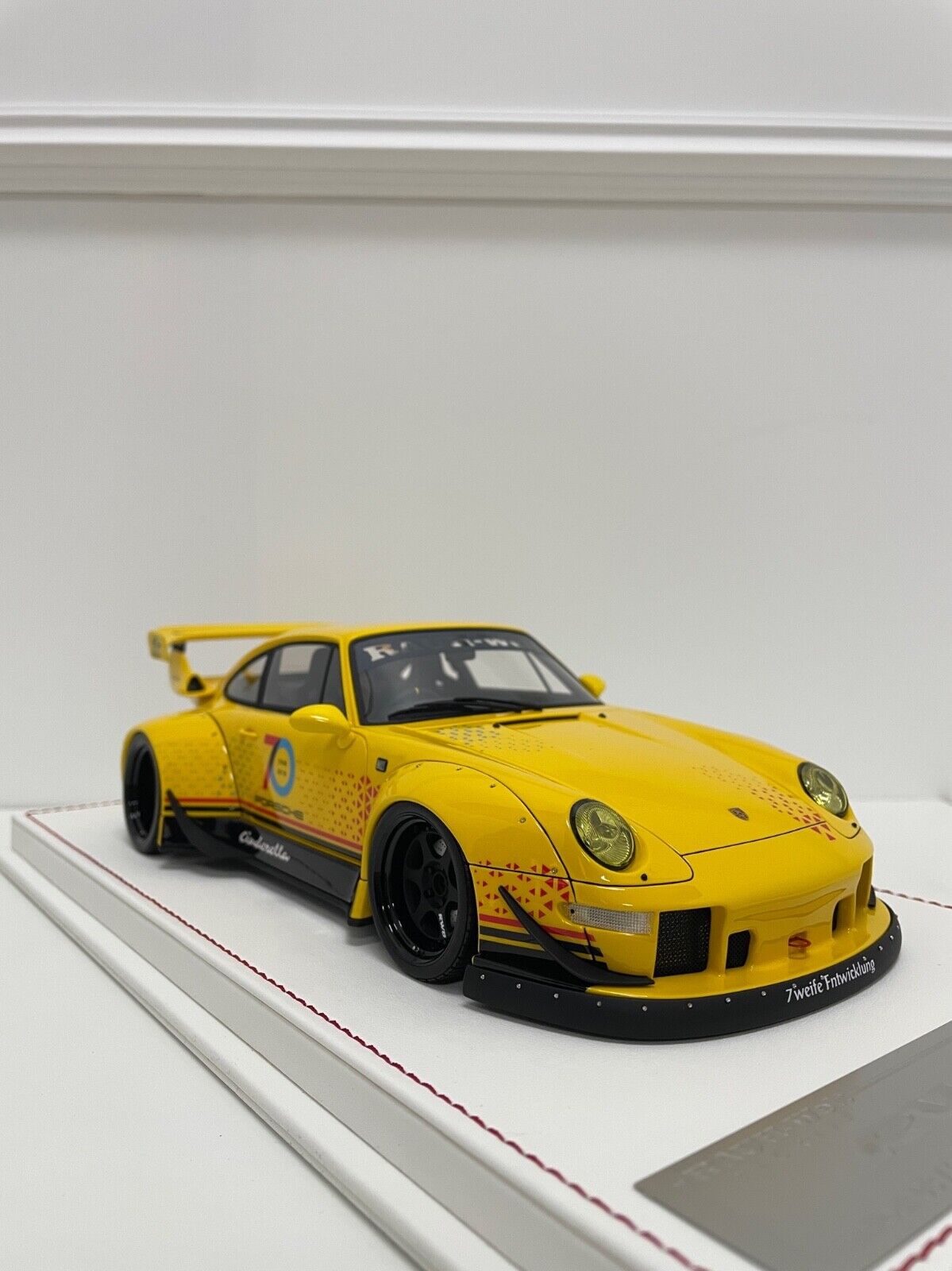 Porsche 911 RWB (Yellow 70th Anniversary) [Davis & Giovanni] 1/18 scal