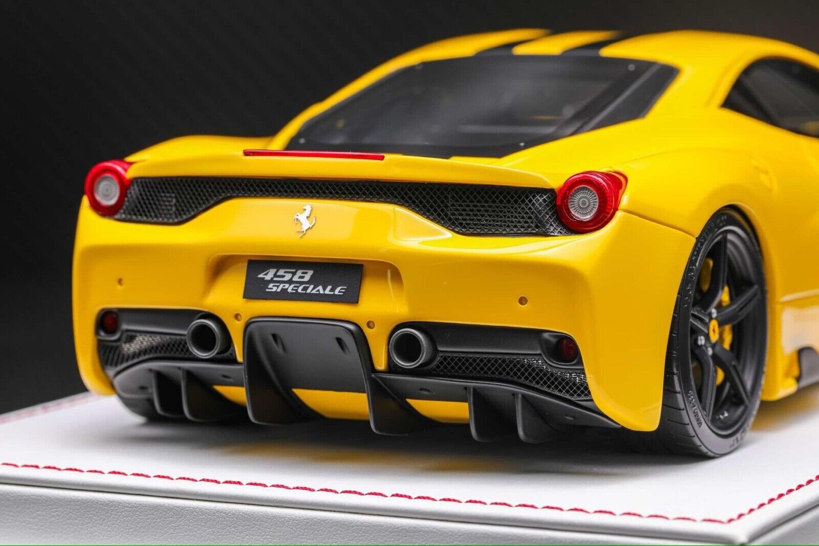Ferrari 458 Speciale (Yellow/ Black Stripe) [Davis & Giovanni] 1/18 sc