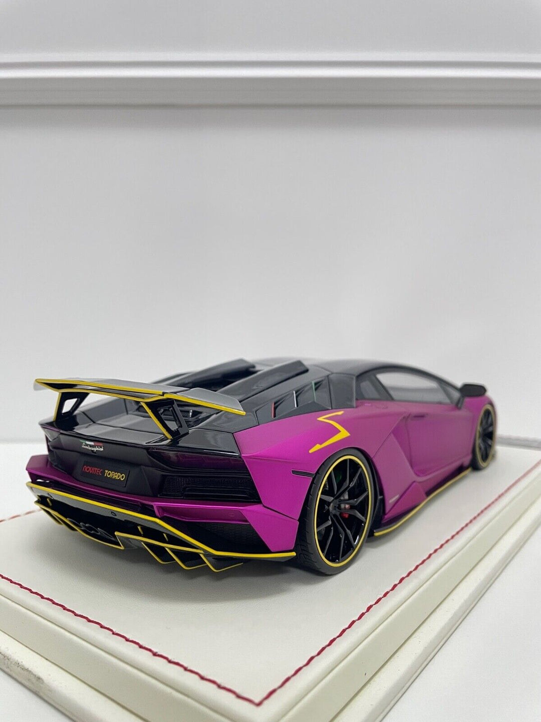 Lamborghini Aventador S NOVITEC (Pink) [Davis & Giovanni] 1/18 scale