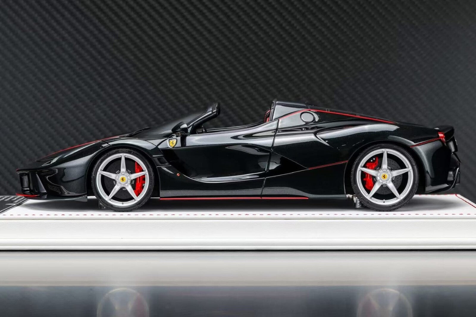 Ferrari LaFerrari Aperta (Black/ Red Stripes) [Davis & Giovanni] 1:18