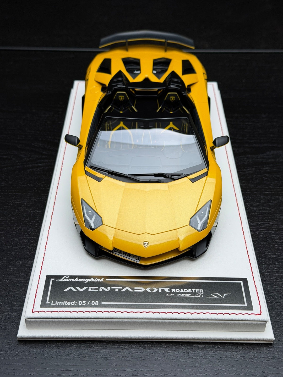 Lamborghini Aventador SV Roadster (Yellow/ Black) [Davis & Giovanni] 1:18 scale