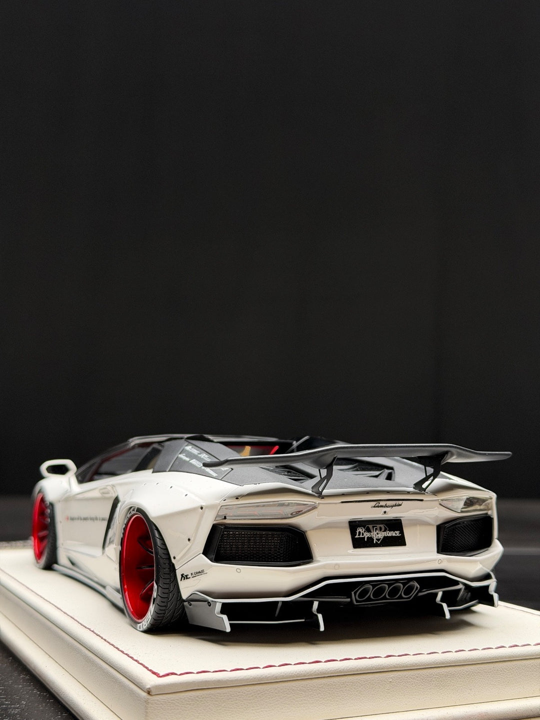 Lamborghini Aventador Roadster LBWK (White) [Davis & Giovanni] 1:18 scale