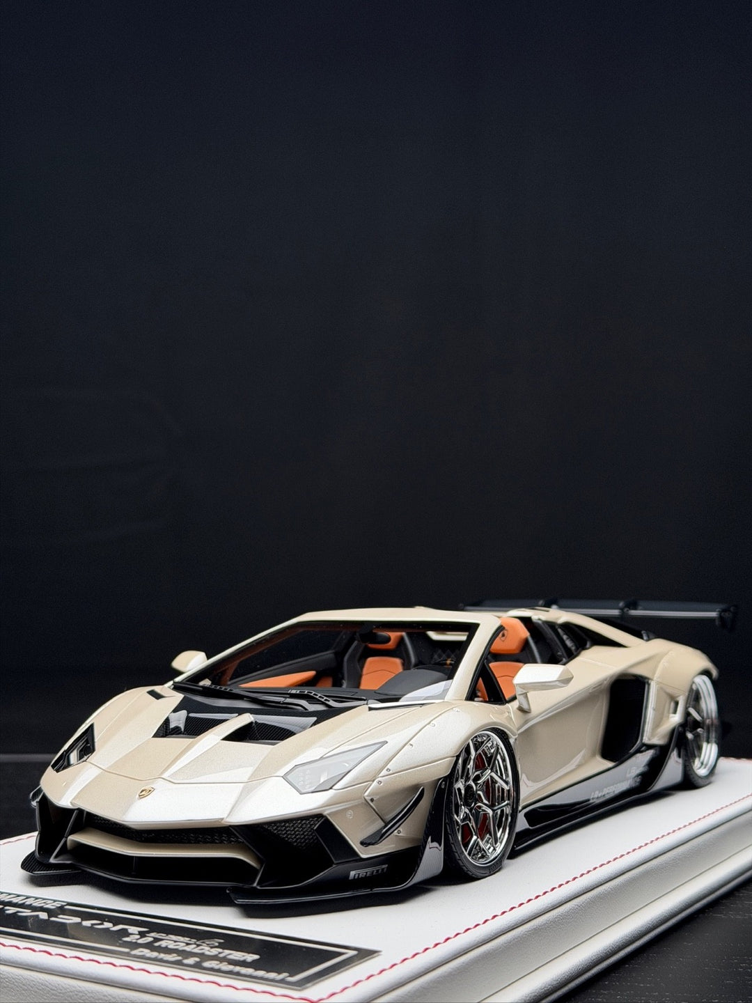 Lamborghini Aventador 2.0 Roadster LBWK (Cream) [Davis & Giovanni] 1:18 scale