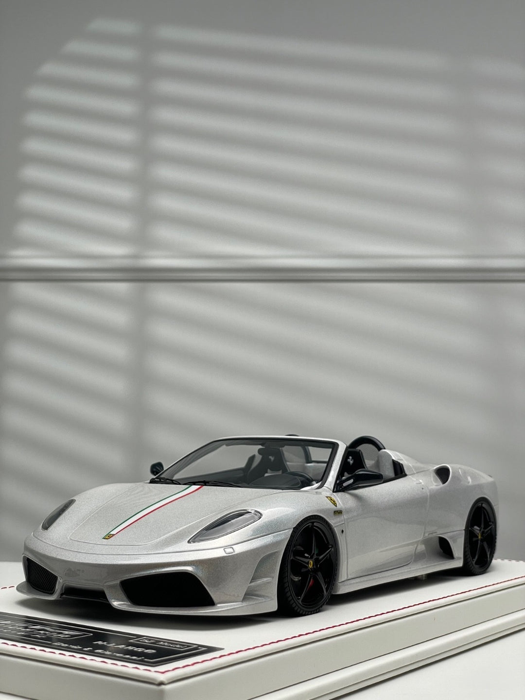 Ferrari 16M Scuderia Spider NOVITEC (Fantasy White)[Davis & Giovanni] 1/18 scale