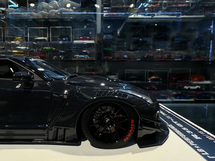 Nissan GTR R-35 Type 2 LBWK (Gloss Carbon Fibre) [Davis & Giovanni] 1/18 scale