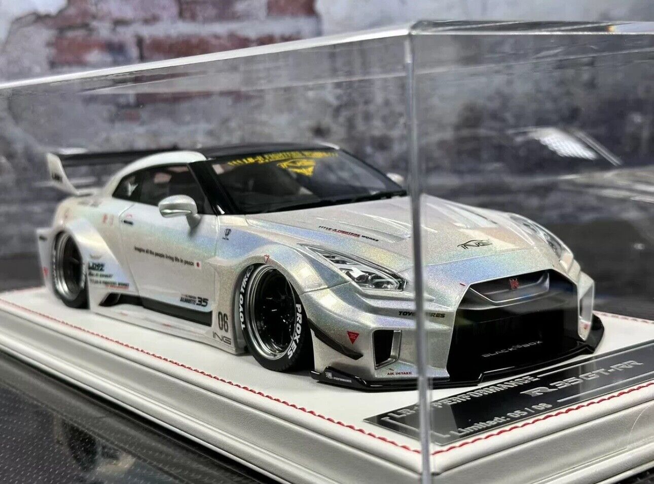 Nissan R35 GT-RR LBWK (Fantasy White) [Davis & Giovanni] 1/18 scale