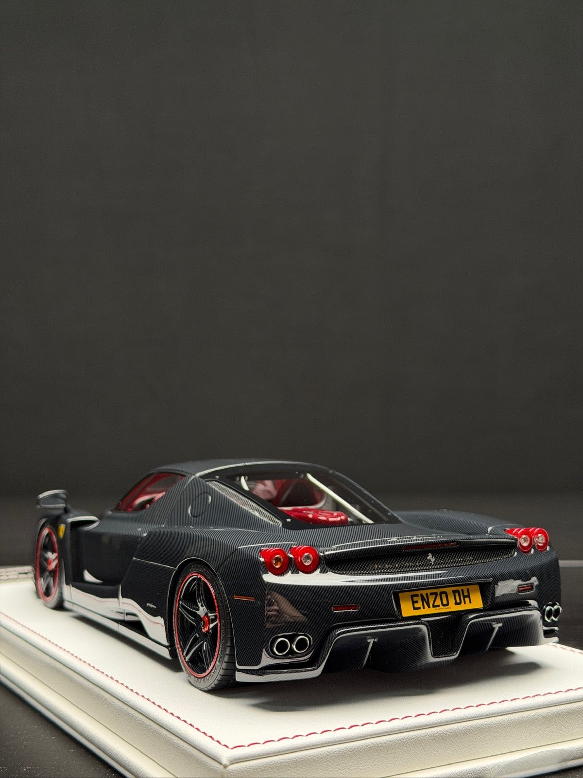 Ferrari Enzo (Full Gloss Carbon) [Davis & Giovanni] 1:18 scale