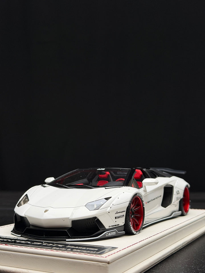 Lamborghini Aventador Roadster LBWK (White) [Davis & Giovanni] 1:18 scale