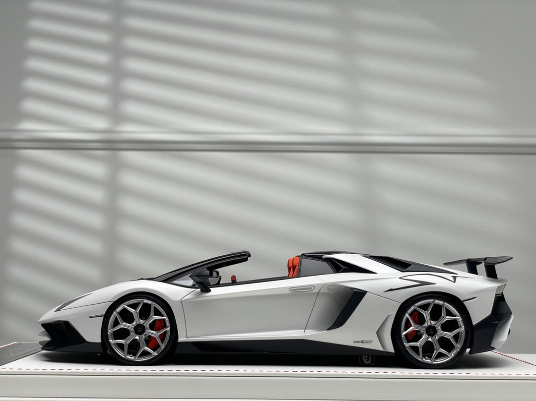 Lamborghini Aventador SV Roadster (White) [Davis & Giovanni] 1/18 scale
