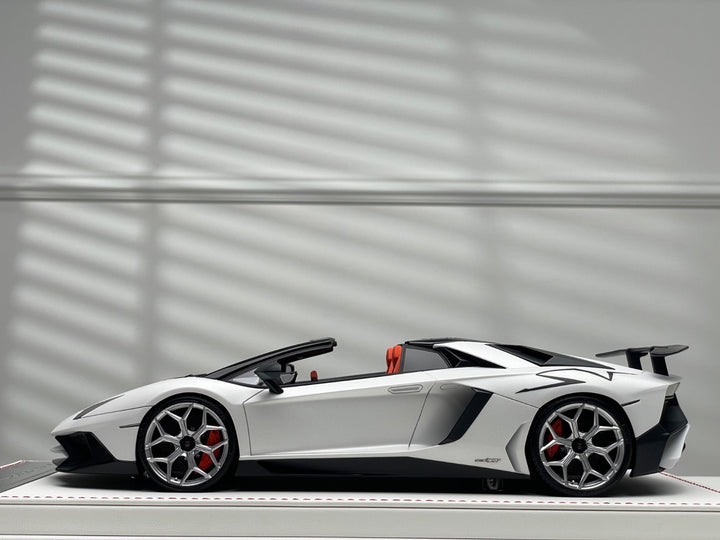 Lamborghini Aventador SV Roadster (White) [Davis & Giovanni] 1/18 scale