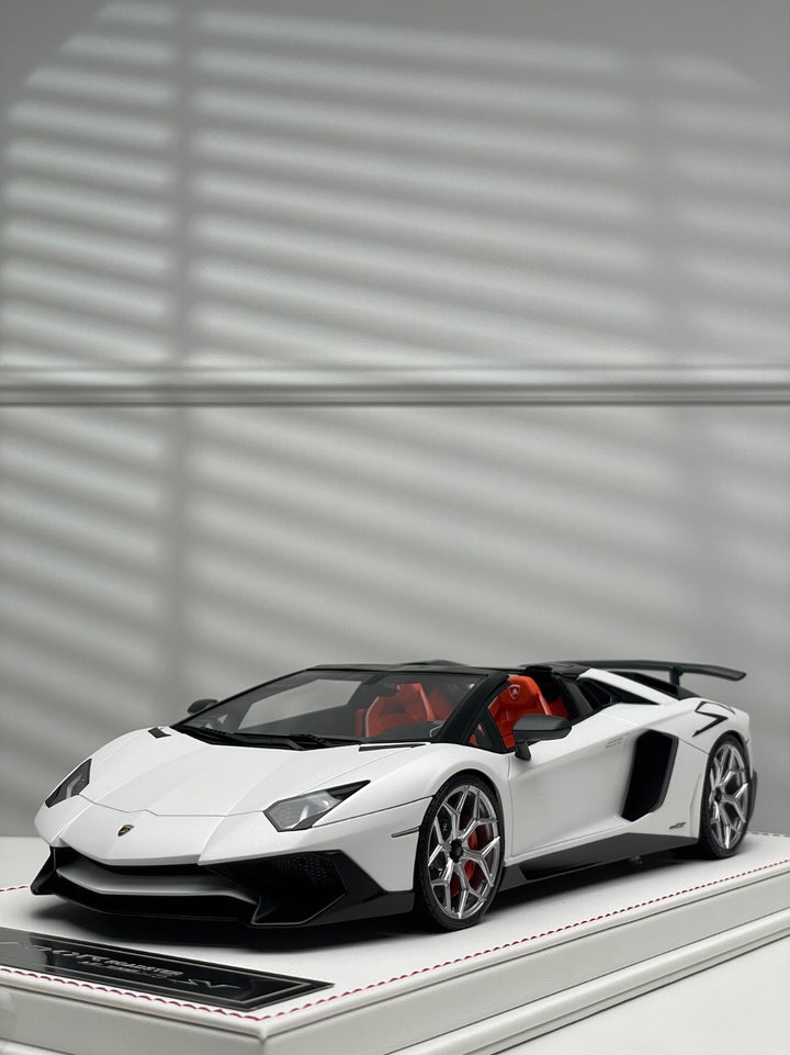 Lamborghini Aventador SV Roadster (White) [Davis & Giovanni] 1/18 scale