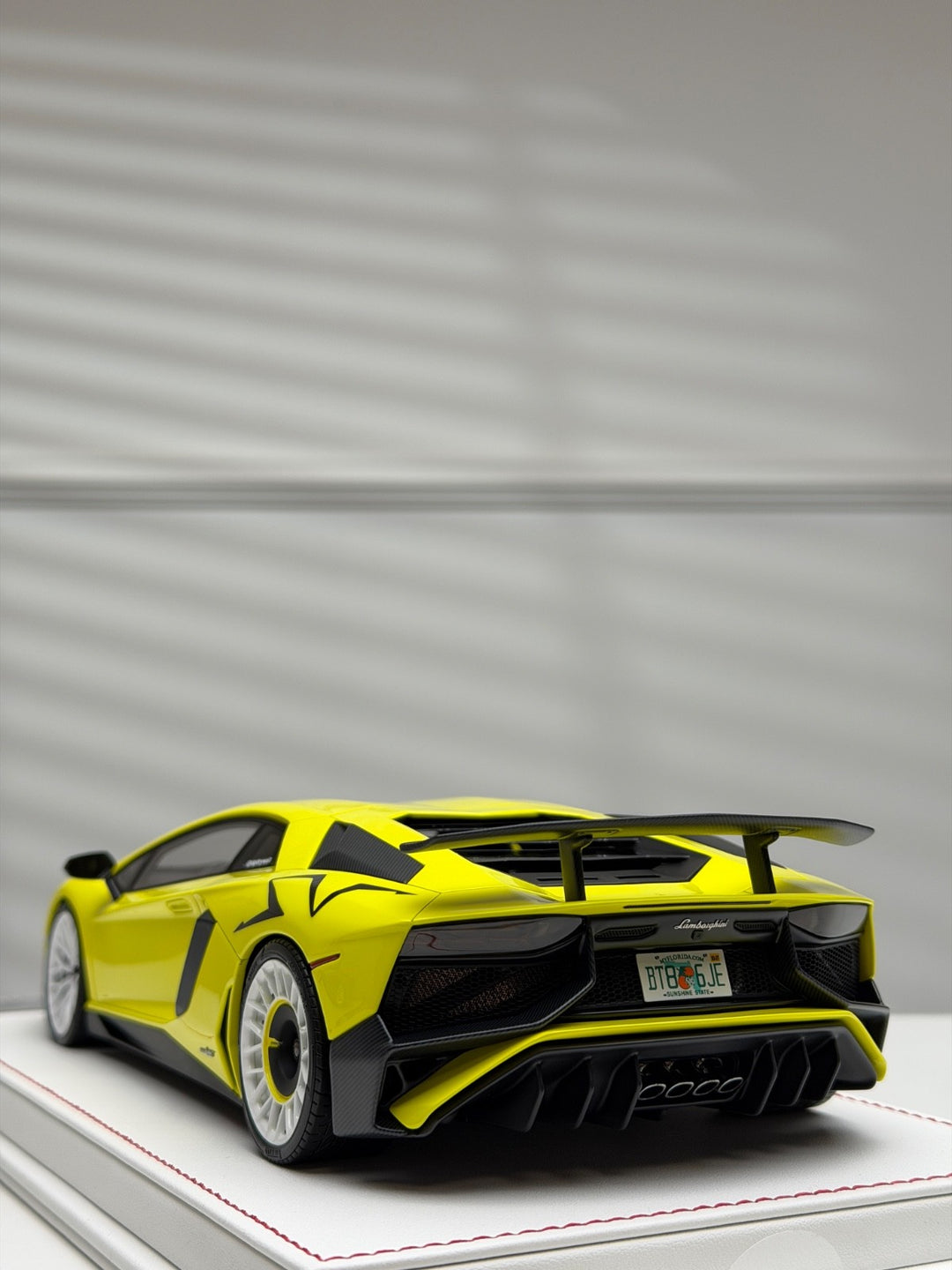 Lamborghini Aventador LP750-4 SV (Yellow) [Davis & Giovanni] 1/18 scale