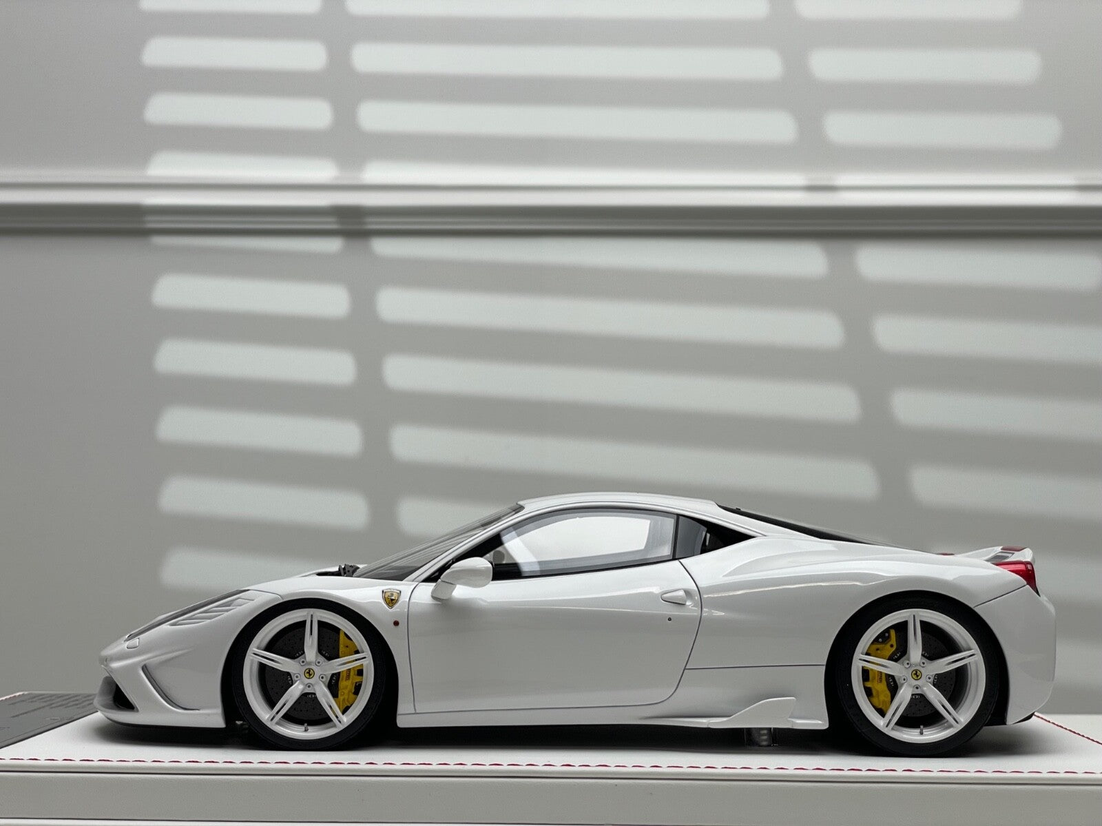 Ferrari 458 Speciale (White w/ Blue Stripe) [Davis & Giovanni] 1/18 sc