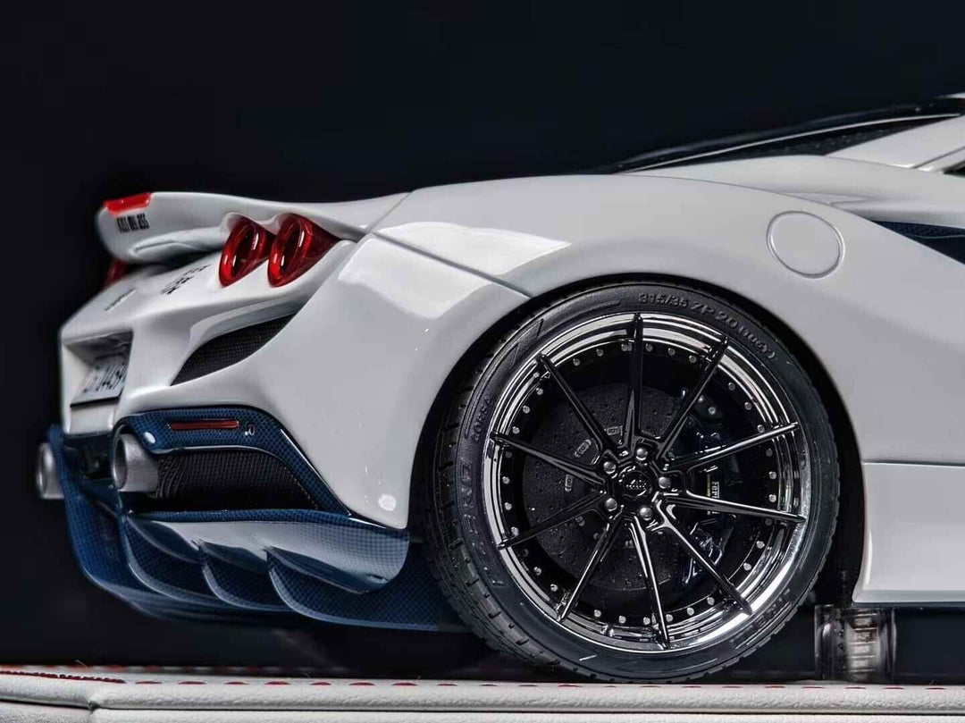 Ferrari F8 Tributo NOVITEC (Pearl White/stripe) [Davis & Giovanni] 1/18 scale