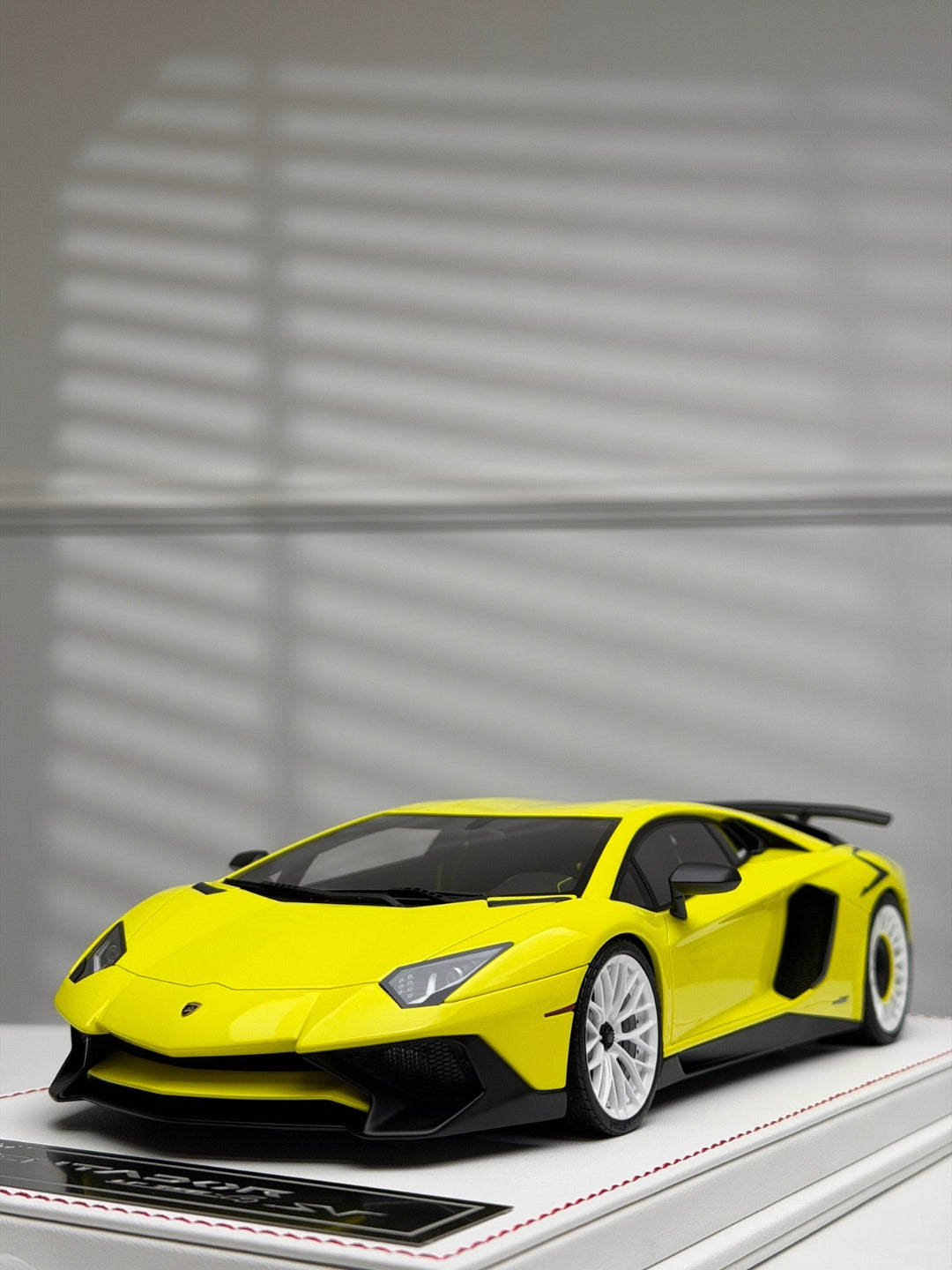 Lamborghini Aventador LP750-4 SV (Yellow) [Davis & Giovanni] 1/18 scale