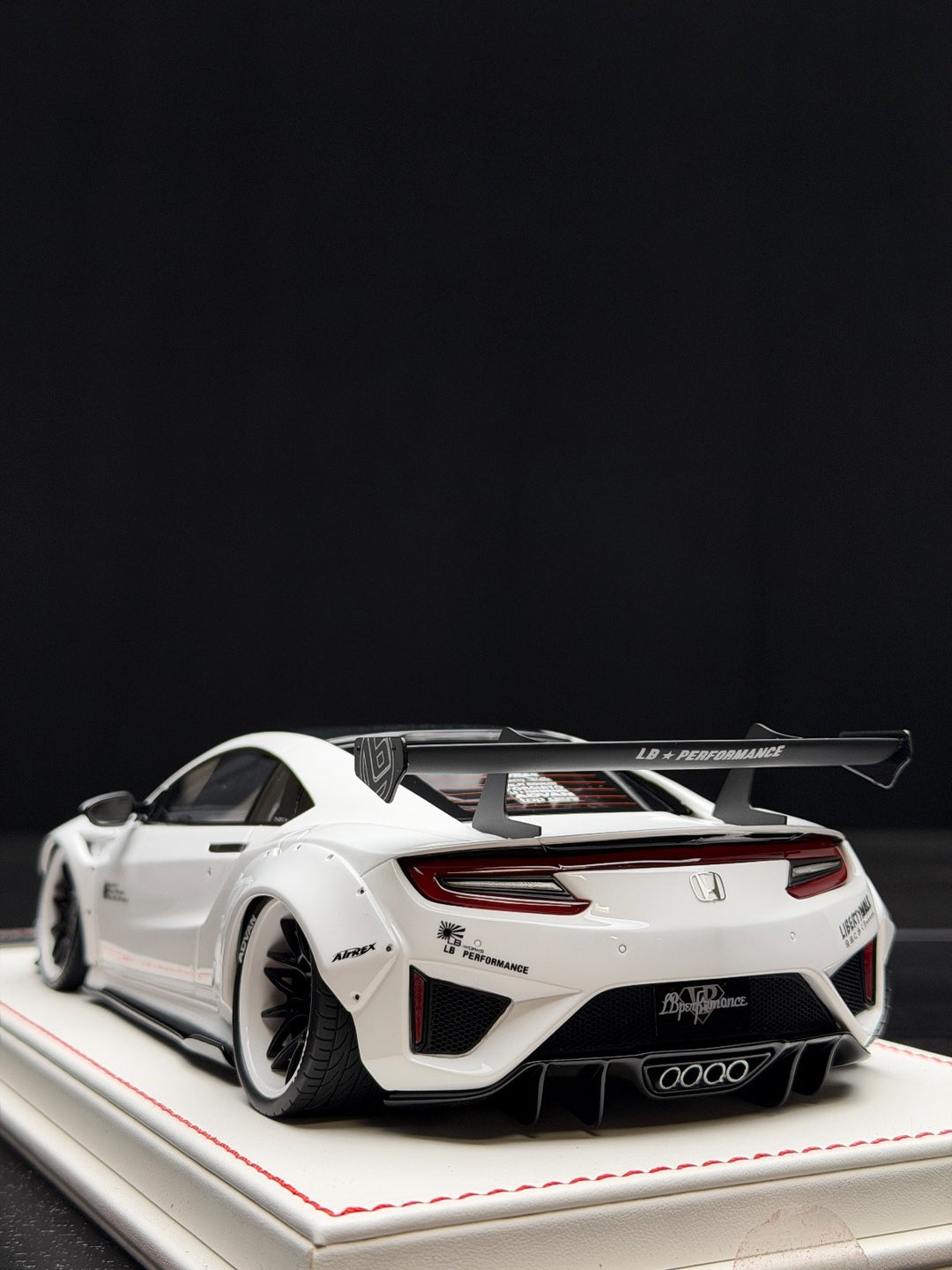 Honda Acura NSX LBWK (White) [Davis & Giovanni] 1:18 scale