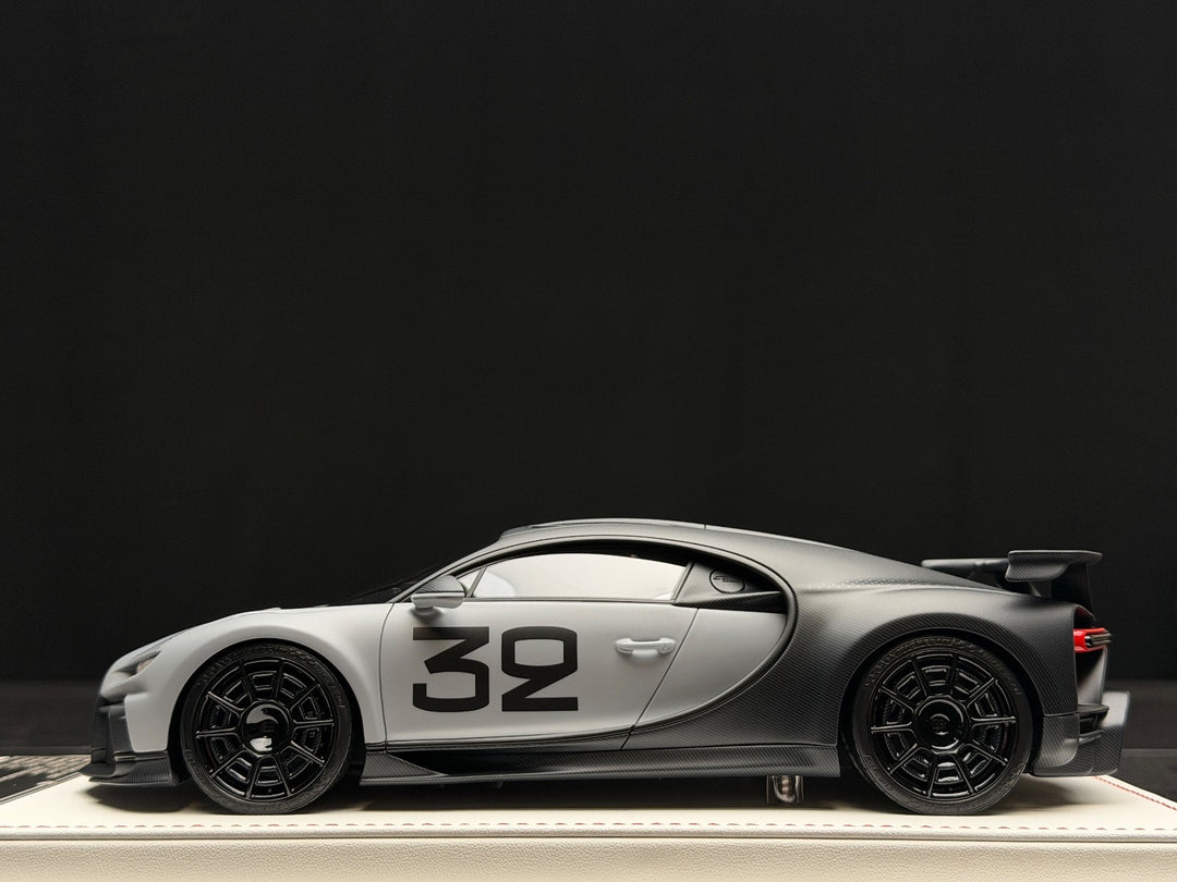 Bugatti Chiron Pur Sport (Gray/ Black no.32) [Davis & Giovanni] 1:18 scale