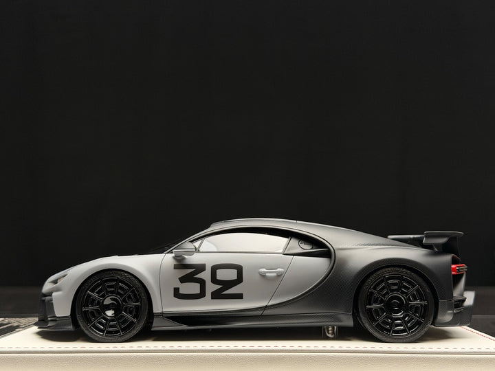 Bugatti Chiron Pur Sport (Gray/ Black no.32) [Davis & Giovanni] 1:18 scale