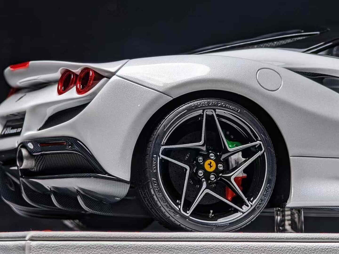 Ferrari F8 Tributo NOVITEC (Pearl White/stripe) [Davis & Giovanni] 1/18 scale