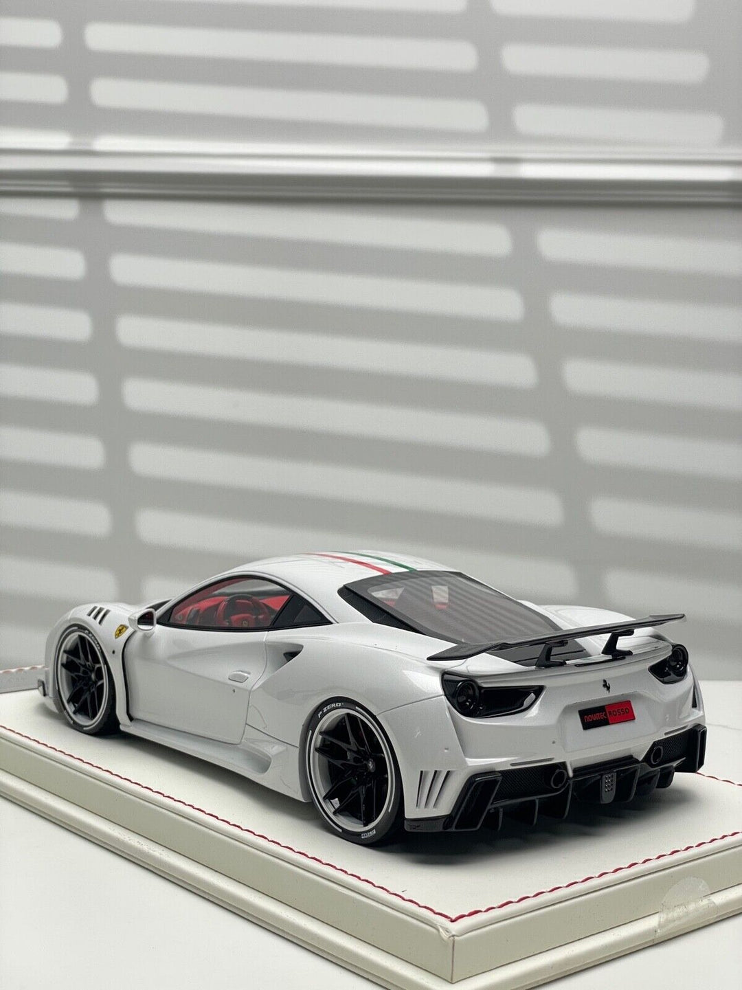 Ferrari 488 GTB N-LARGO NOVITEC (White/Italy Flag) [Davis & Giovanni] 1/18 scale