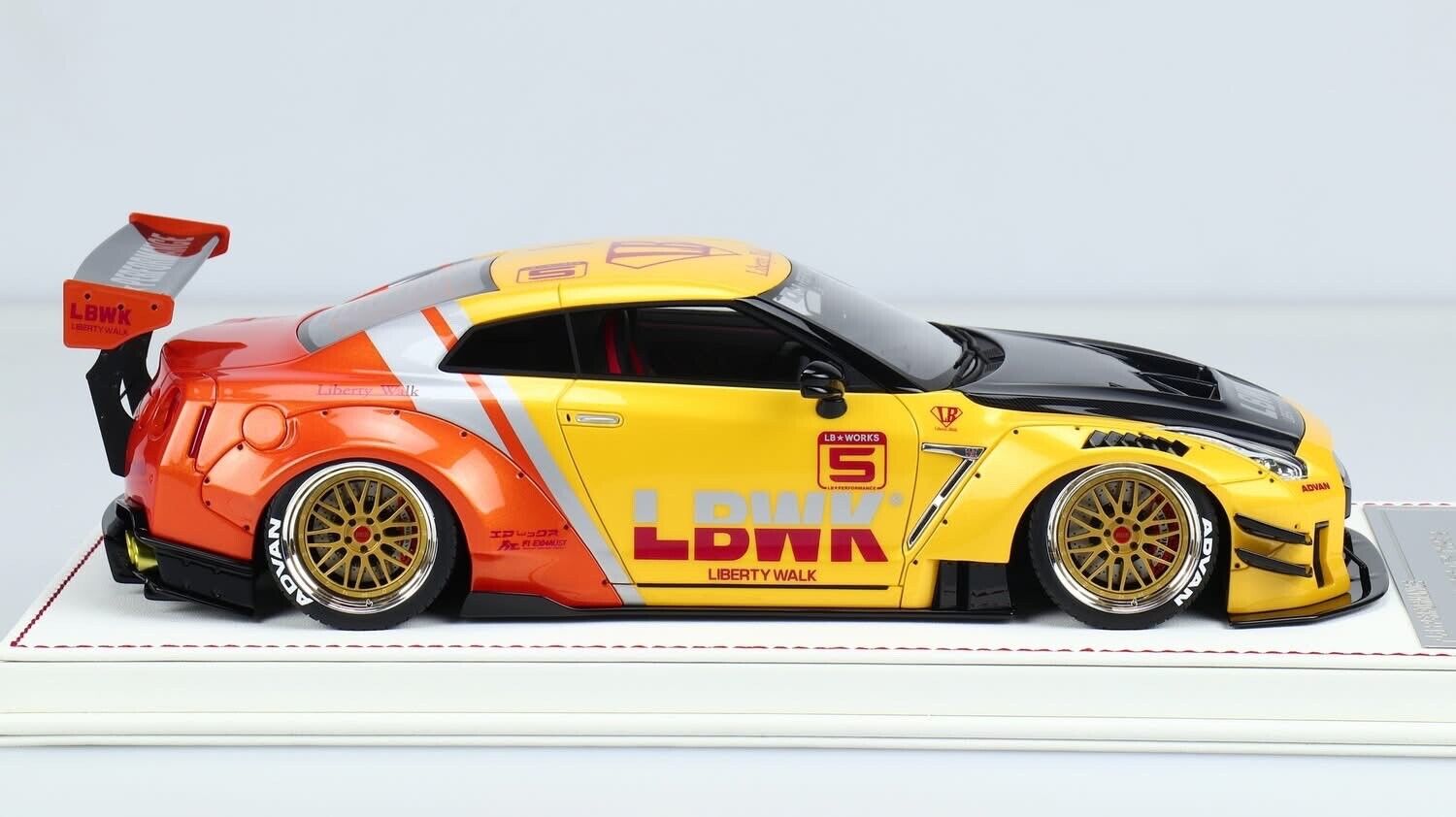 HEM Model リバティーウォーク　R35 LBWK イエロー Nissan GTR R-35 Type 2 LBWK (Gloss Yellow/ Red) [Davis & Giovanni] 1/1