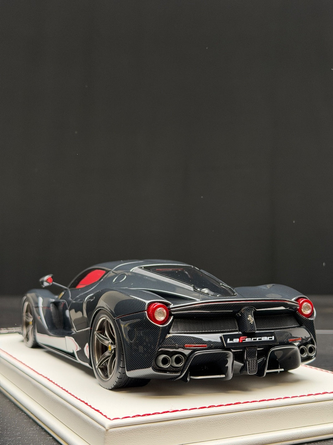 Ferrari LaFerrari (Full Gloss Black Carbon Fiber) [Davis & Giovanni] 1/18 scale