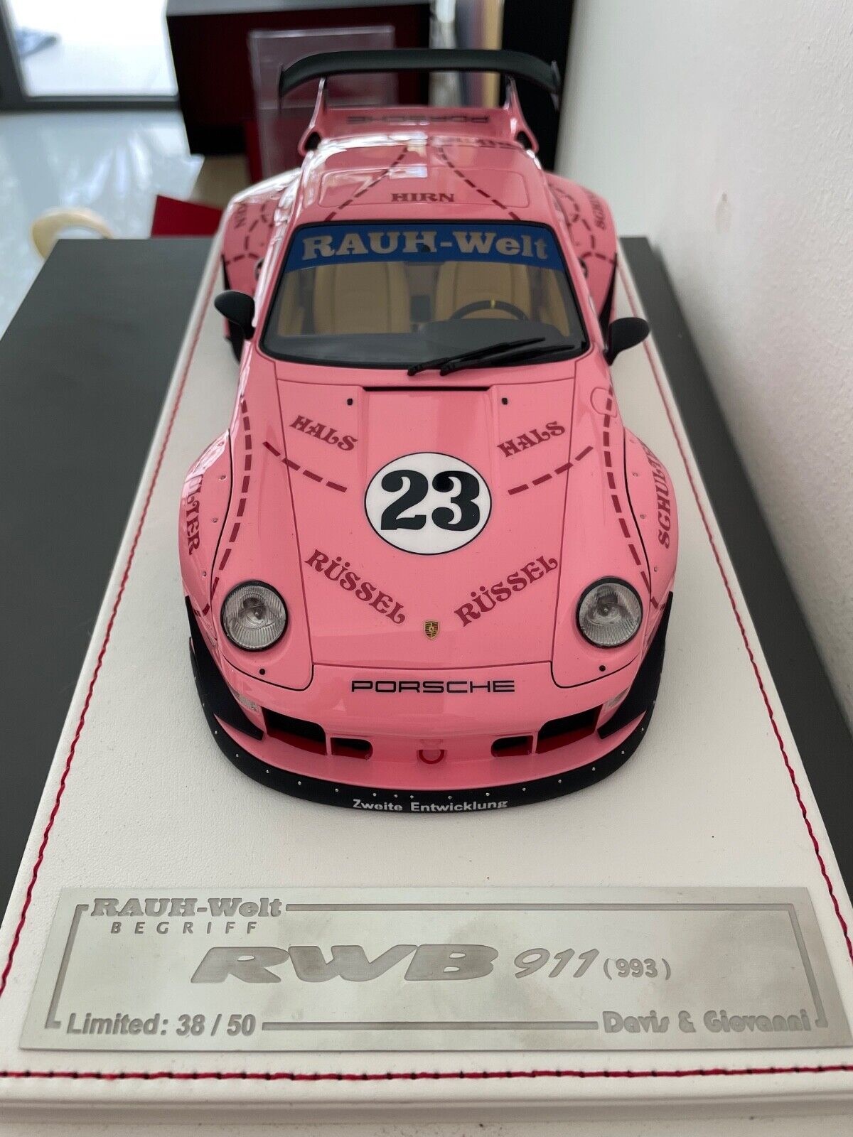イグニッションモデル 1/18 PORSCHE 993 RWB Pink Pig Ignition Model 1:18 Porsche 993 RWB in Matte Pink – Model Cars Houston