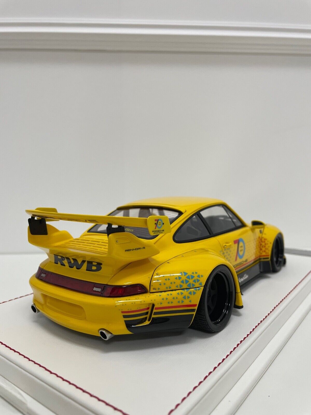 Porsche 911 RWB (Yellow 70th Anniversary) [Davis & Giovanni] 1/18 scal