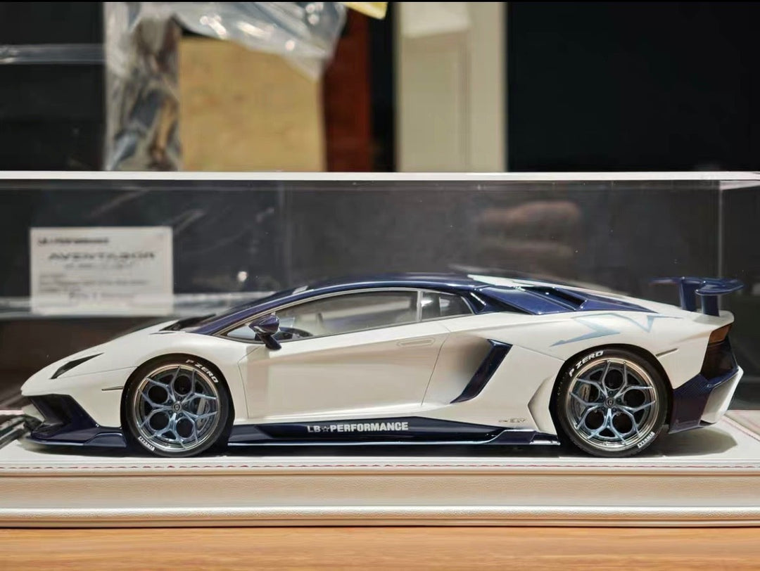 Lamborghini Aventador SV (Matte Pearl White/ Blue) [Davis & Giovanni] 1/18 scale