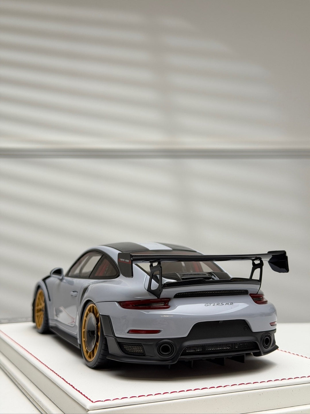Porsche 911 GT2 RS MR (Chalk Gray) [Davis & Giovanni] 1/18 scale