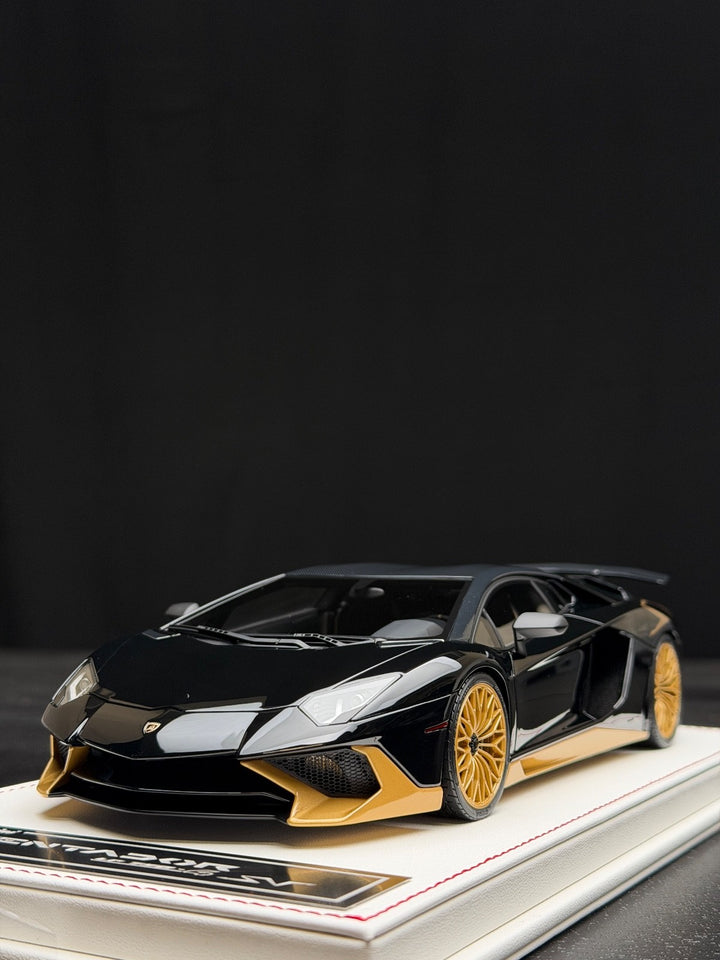Lamborghini Aventador LP750-4 SV (Black/ Gold) [Davis & Giovanni] 1:18 scale