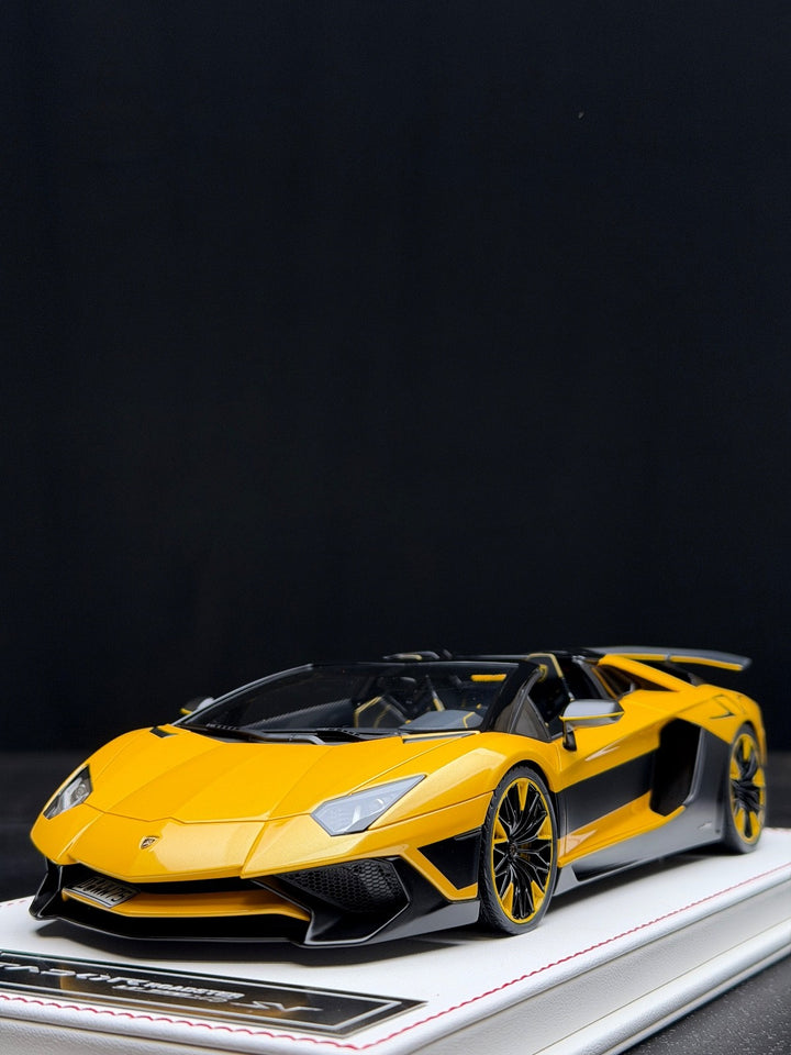 Lamborghini Aventador SV Roadster (Yellow/ Black) [Davis & Giovanni] 1:18 scale