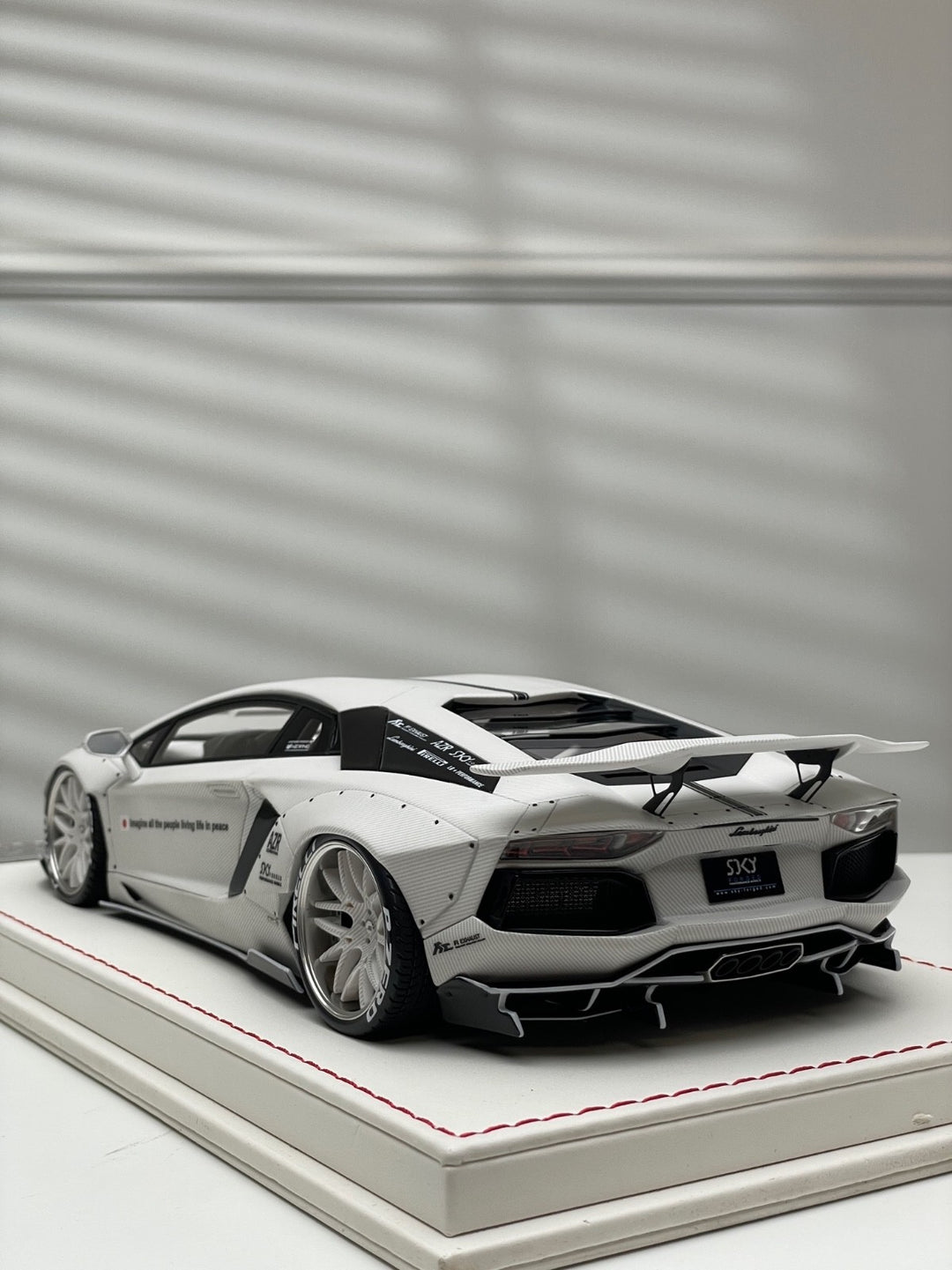 Lamborghini Aventador LBWK (White Carbon Fiber) [Davis & Giovanni] 1:18 scale