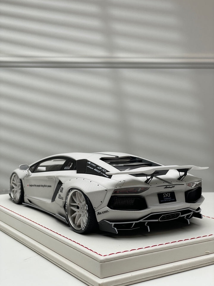 Lamborghini Aventador LBWK (White Carbon Fiber) [Davis & Giovanni] 1:18 scale