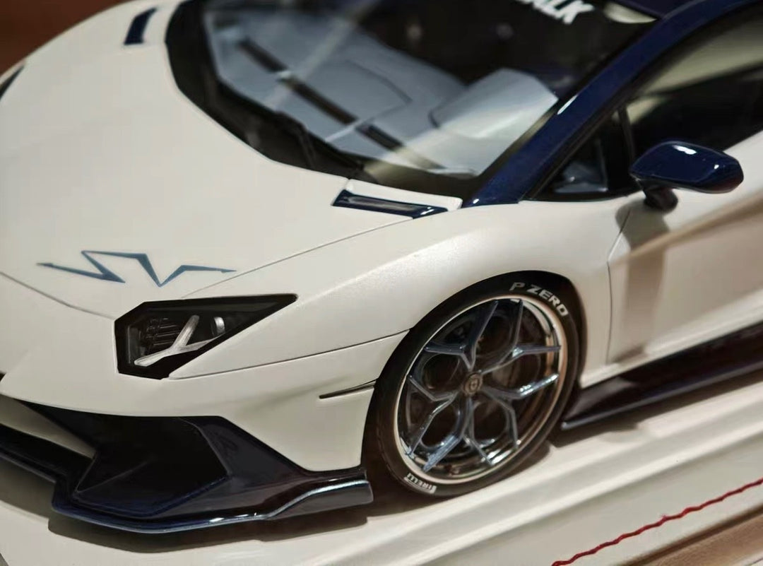 Lamborghini Aventador SV (Matte Pearl White/ Blue) [Davis & Giovanni] 1/18 scale
