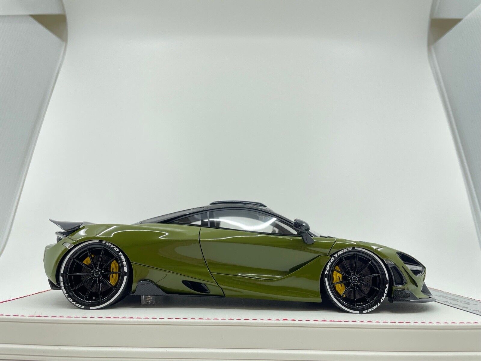 UABONI オリーブグリーン ウィンドブレーカー McLaren 720s VORSTEINER (Olive Green) [Davis & Giovanni] 1/18 scale