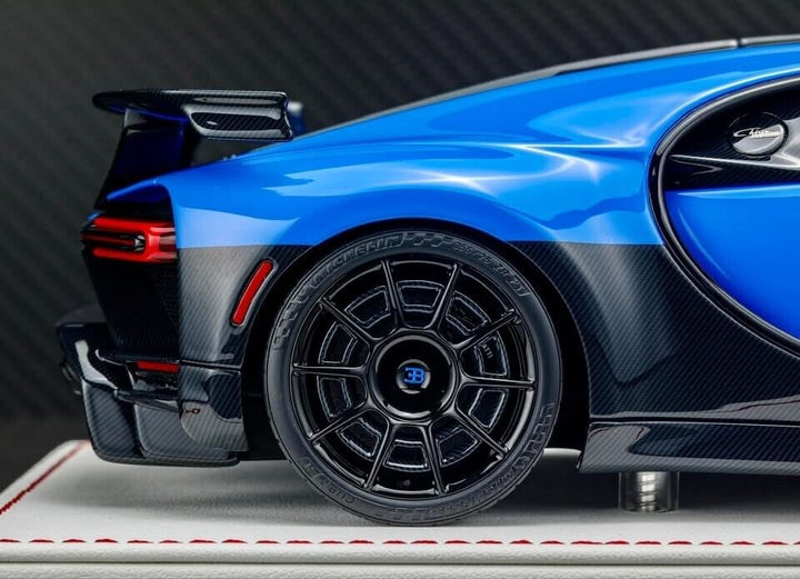 Bugatti Chiron Pur Sport (Blue w/ Black Stripe) [Davis & Giovanni] 1:18 scale