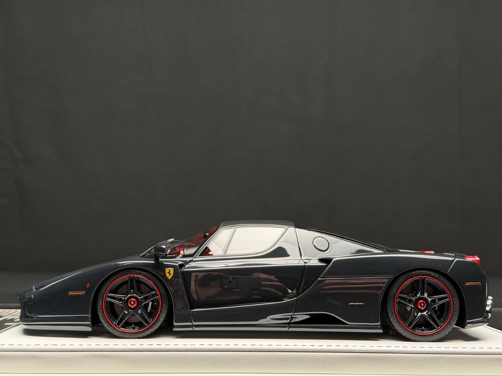 【希少】Davis&Giovanni Ferrari Enzo GT #DG4 Ferrari Enzo (Full Gloss Carbon) [Davis & Giovanni] 1:18 scale