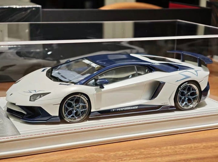 Lamborghini Aventador SV (Matte Pearl White/ Blue) [Davis & Giovanni] 1/18 scale