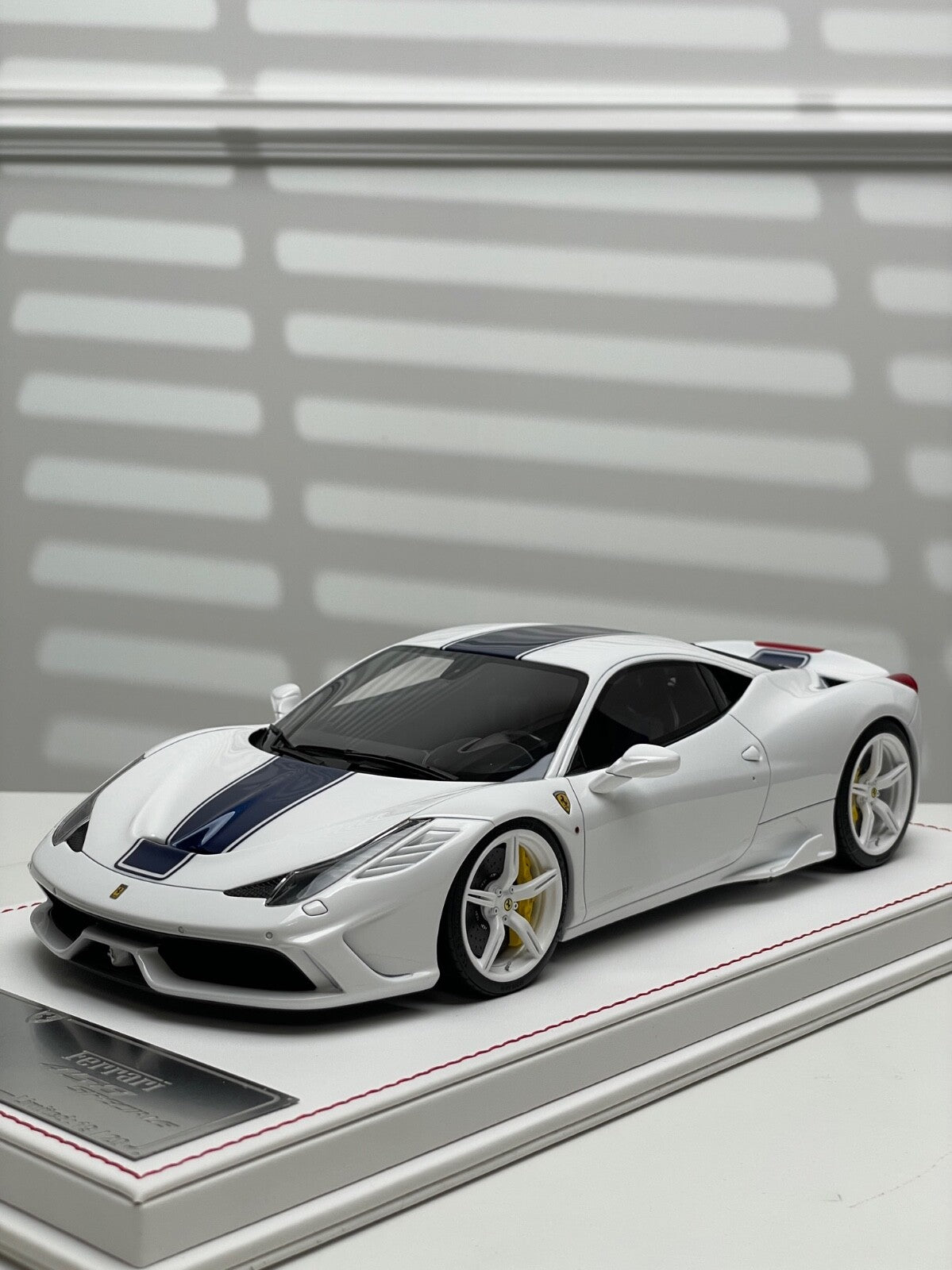 Ferrari 458 Speciale (White w/ Blue Stripe) [Davis & Giovanni] 1/18 sc