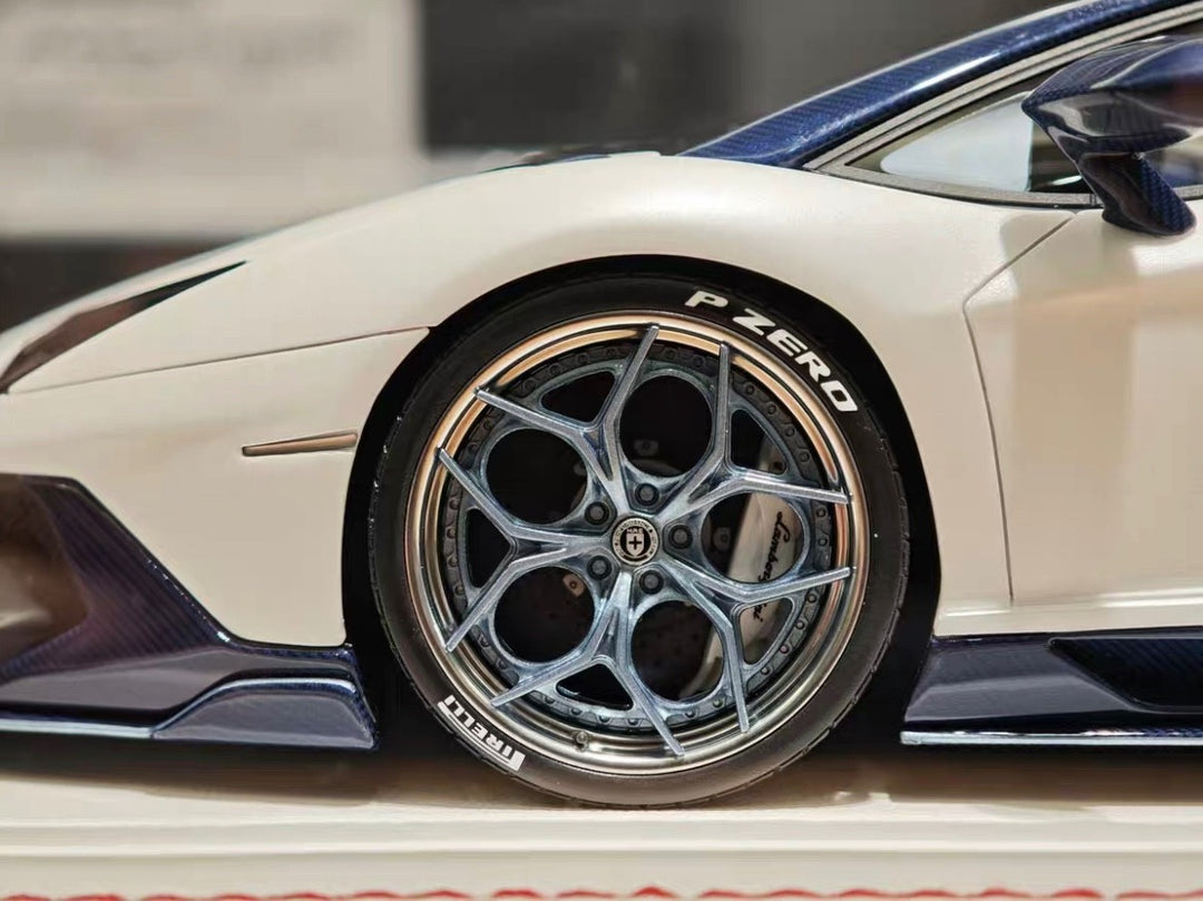 Lamborghini Aventador SV (Matte Pearl White/ Blue) [Davis & Giovanni] 1/18 scale